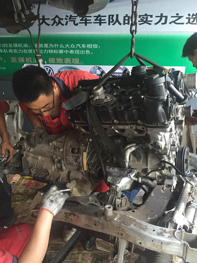 停車時，先熄火還是先關空調？